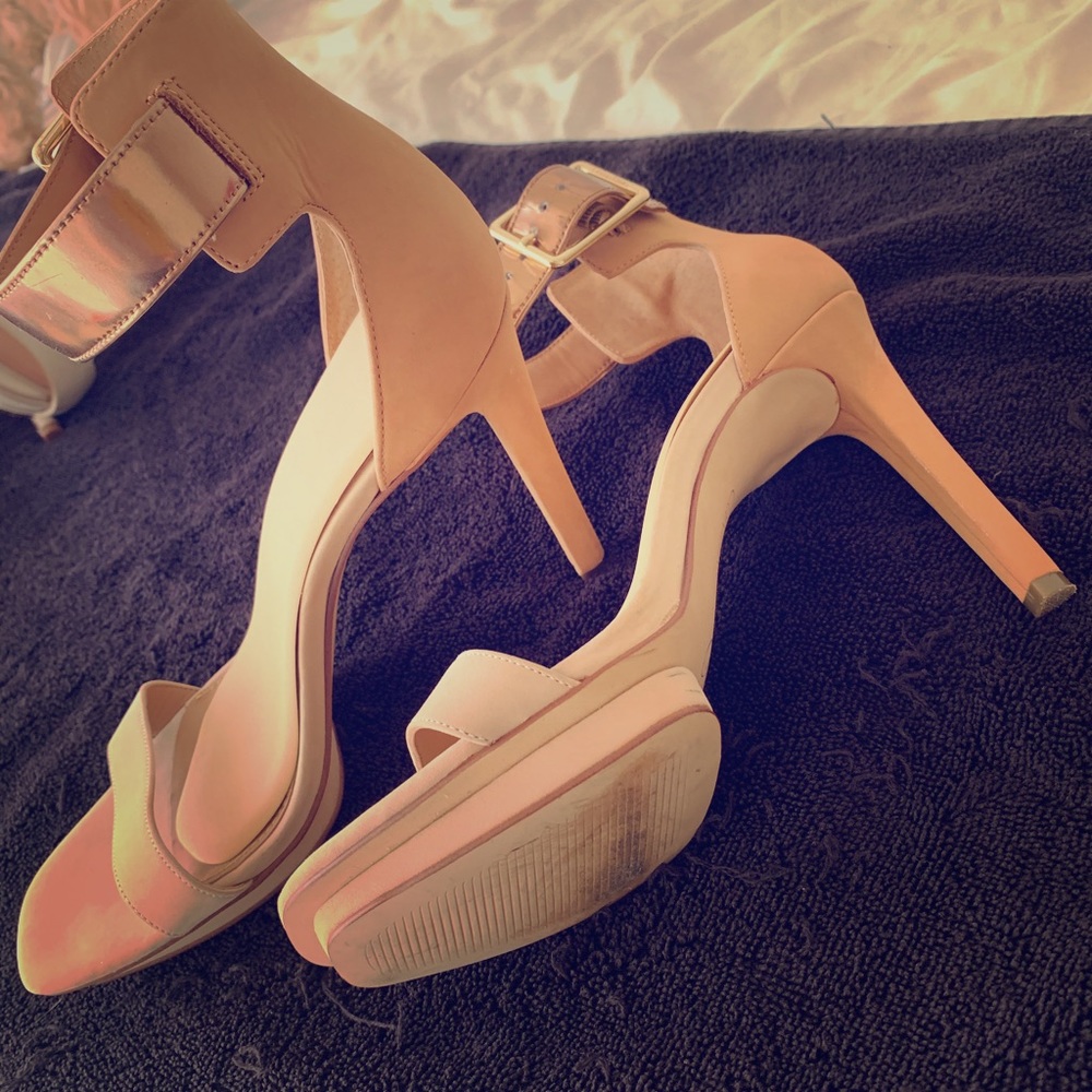 Pumps! Adorable Gold Ankel Straps
